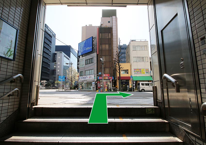 2.外に出て右に曲がります