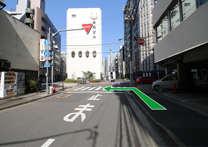 6.峰沢ビルのある十字路を左に曲がります