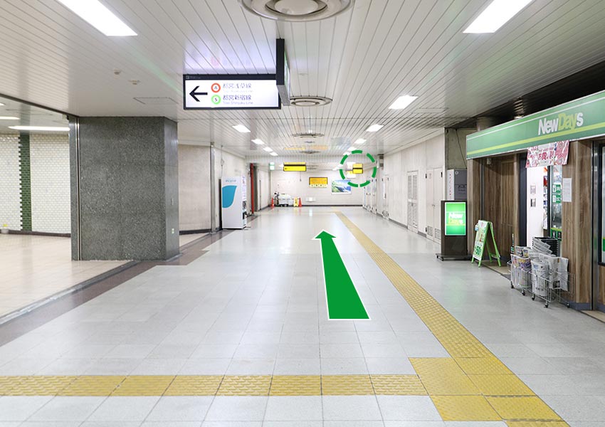 2.NewDaysを右手にまっすぐ2番出口に進みます