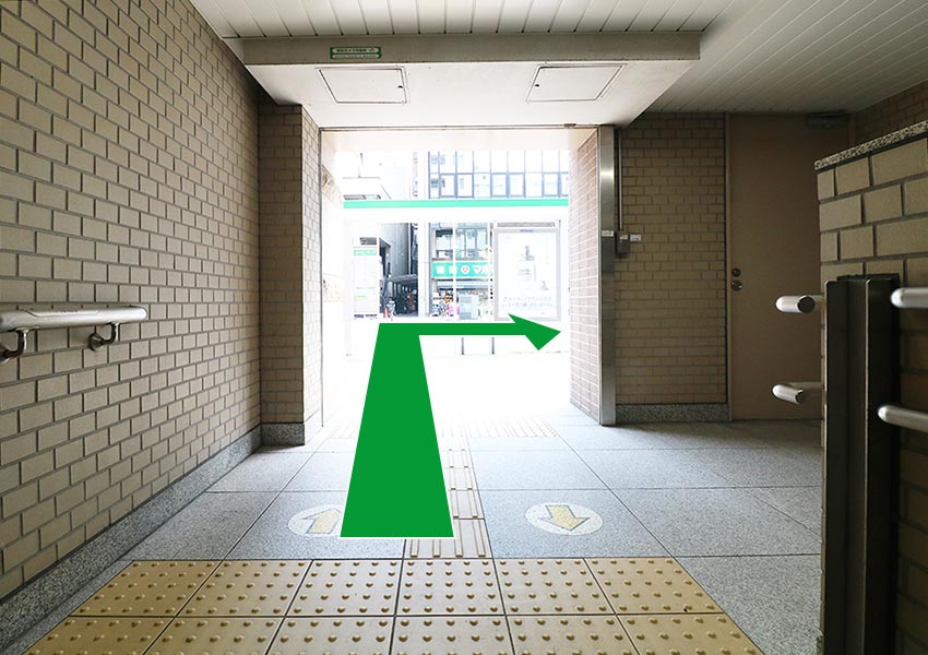 3.階段をのぼり右に曲がります