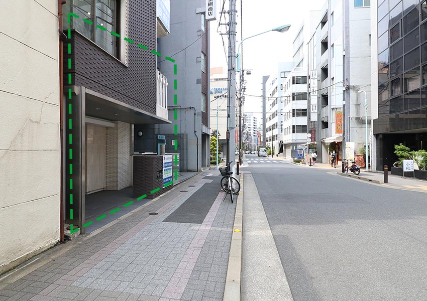8.すぐ左手のビルが当院です